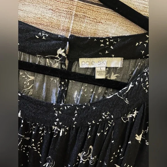 🤎3/$10 Pale Sky Black and White Sleeved Blouse Size Large - Picture 3 of 5